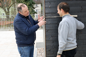  Die Holzfassade und die Macher: Architekt Klaus Günter (links) und Holzbauer Daniel Schaible  Foto: Volker Simon 