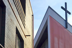  Die Kirche und das Pfarramtsgebäude harmonieren Foto: Partner und Partner Architekten 