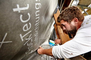  ... die Handwerker die Dichtungsbahn mit einer Klebemasse von Rockwool an 
