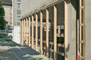  Neun Pfosten-Riegel-Bänder aus Holz wurden hergestellt, um die Fenster an der Dreifachsporthalle zu befestigen  
