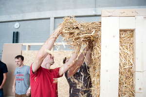  Die Studenten bauen Rahmen aus Holz und befüllen sie mit Strohballen 