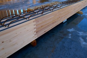  Kombinierte Fichte-/Esche-BS-Holz-Träger mit Bügel für die Holz-Beton-Verbunddecke. Wo die Schubbeanspruchung besonders groß ist, findet innerhalb der Träger ein Wechsel von Fichte auf Esche statt Foto: Susanne Jacob-Freitag 