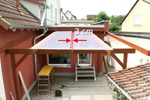 Danach werden die Stegplatten verlegt, zu beachten ist ein Dehnungsabstand von 3 cm von Profilmitte zu Profilmitte Foto: meine-stegplatten.de 