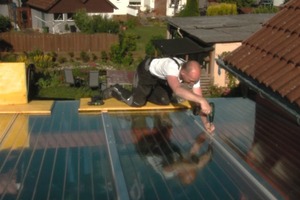  Die Ober- und Unterprofile werden verschraubt. Das Arbeiten auf dem Dach sollte ausschließlich auf Schaltafeln oder Brettern erfolgen Foto: meine-stegplatten.de 