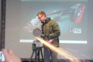 Online finden Sie ein Video, in dem Volker Siegle den Zwei-Hand-Winkelschleifer von Metabo mit LiHD-Akku vorführt  