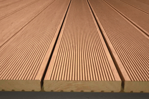  Die Terrassenclipper sorgen bauartbedingt für einen gleichmäßigen Abstand zwischen den Dielen sowie zwischen Dielen und Unterkonstruktion. Damit ist eine ausreichende Hinterlüftung der Auflageflächen gewährleistet Foto: Heco 