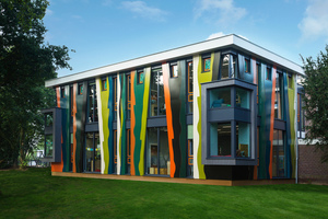  Im Anbau finden sich vier Klassenzimmer, eine Bibliothek, ein Freilufttheater und ein zentraler Platz für freies Lernen 