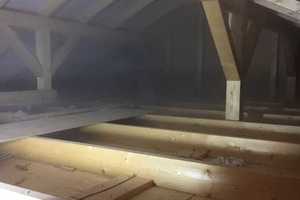  Der Dachboden vor dem Einfüllen der Zellulose-Einblasdämmung 