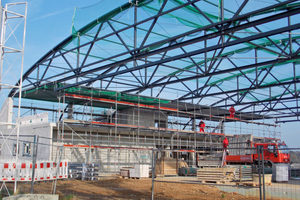  Das Stahltragwerk der Halle liegt auf den Betonwänden auf 
