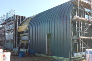 Die Seiten des Hangars werden gedämmt und mit Aluminiumbahnen verkleidet  
