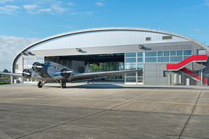  Der neue Hugo Junkers Hangar und davor die Flugmaschine „JU 52“ 