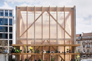  Mit Kies und Erde gefüllte Pflanzkübel stabilisieren den Pavillon 