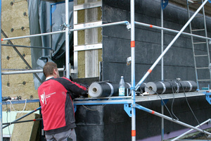  Die Schieferplatten werden an Schienen an der Fassade montiert 