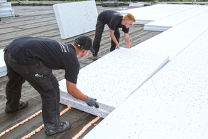  Eine Dämmplatte wird in das Kleberbett eingesetzt. Per Stufenfalz lassen sich die Platten miteinander verbinden 