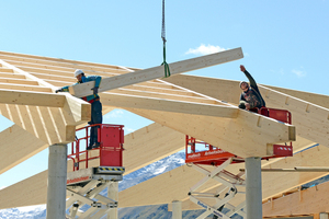  Die Verbindung zwischen Haupt- und Nebenträger wurden als Holz-Holz-Verbindung ausgeführt. Das sparte Material und Zeit beim Abbund 