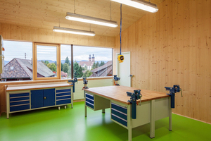  Die Werkstatt im Neubau hat gegenüberliegende Glasfenster, so kann man durch das Gebäude hindurchsehen 