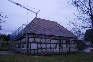  Vor der Sanierung: zugemauerte Fensteröffnungen, Dach mit denkmaluntauglichen Pfannenziegeln Foto: Creaton AG / HS 