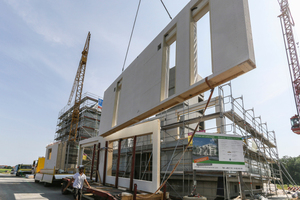  Montage von Holztafelelementen beim Bau eines mehrgeschossigen Holzbaus. Die Ausführung von Innenecken bei Außenwandbauteilen stellt dabei hohe Anforderungen an Planung und Ausführung von Anschlussdetails  Foto: Fermacell  