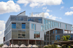  Die Gestaltung der Fassade stammt vom Künstler Peter Holst Henkel. Sie besteht aus einer hinterlüfteten Konstruktion aus vorgefertigten Fassadentafeln und vorgestellten Lamellen aus recyceltem Aluminium Foto: Rockpanel Group  