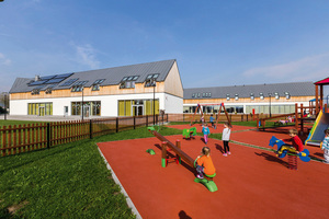  Der große Spielplatz vor dem staatlichen Kindergarten in Podegrodzi, Polen 