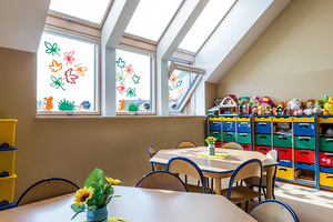  Kniebockfenster von Fakro sorgen für viel natürliches Licht für die Räume des Kindergartens 