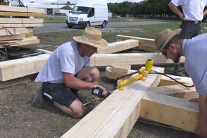  Gebaut ist der Stall komplett aus bayerischem Fichtenholz und von örtlichen Zimmerern 