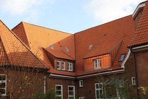  Das Gemeindehaus, mit neuen Ziegeln eingedeckt 