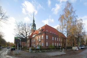  
Denkmalgeschützt: die Kirche, der Mittelbau und das Pastorat der Kieler Luthergemeinde 