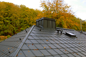  Augenzeugen bestätigen den direkten Blitzeinschlag in die farbbeschichteten Aluminium-Dachplatten der Marke Prefa Foto: Agentur M. Haselbach 