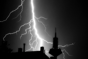  Blitze sind Naturschauspiel und Gefahr zugleich  Foto: Martina Taylor/Pixelio 