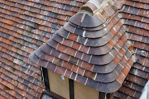  Eingedeckte Grat- und Kehlziegel einer Dachgaube auf dem Dach des Schloss Cecilienhof Fotos: Wienerberger/Sven-Erik Tornow 