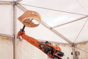  Ein Roboterarm fixierte die Elemente und führte sie zur Nähmaschine 