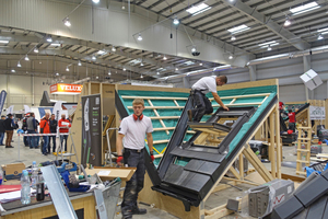  Tom Gladisch (links) und Volker Pohlmeyer (rechts) erstellen ein Steildach mit Kehle beim internationalen Dachdeckerwettbewerb in Warschau 
