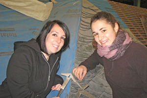  Jeanie Hess (links) und Sabrina Hansel (rechts) bereiten sich am BBZ in Mayen auf die Meisterprüfung im Dachdeckerhandwerk vor 