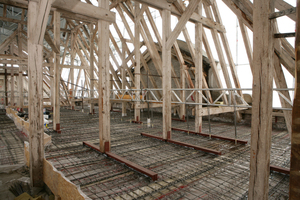 Die Bewehrung der Holzverbundkonstruktion. Eine Trennfolie verhindert ein Eindringen des Betons in die die Bestandsdecke Foto: Prisma Produktion, Staufen 