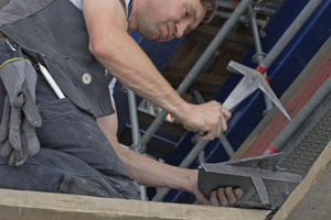  Dachdecker Neumann von der Dachdeckerei Blank bei den Schieferarbeiten  Foto: Robert Mehl  