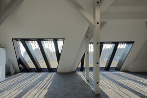 Der fertige Dachraum mit hohem Lichteintrag durch die große Festverglasung Foto: Robert Mehl  