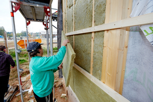  Zwischen die horizontal verschraubten Traglatten wird eine zweite, 40 mm dicke Dämmlage eingebaut  Fotos: Rockwool 
