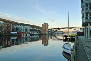  In Bergen steht das 14geschossige Holzhochhaus Treet direkt am Puddefjord Foto: Artec 