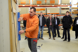  Vorführung bei den Holzbautagen: Putz wird auf eine „Powerpanel H20“-Platte aufgezogen 