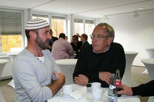  Zimmermeister trifft Architekt: Martin Seiler unterhält sich auf den Holzbautagen mit Dipl.-Ing. Rolf Hormann 
 