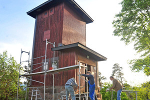  Vorher: der Theisenkopfturm mit Zuglöchern in der Außenwand, das Fachwerk innen war beschädigt 
