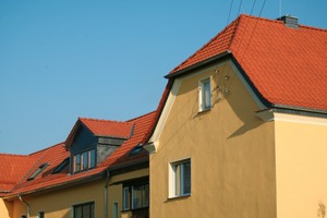  Das geneigte Dach prägt die Dachlandschaften unserer Siedlungsräume und dies nicht ohne Grund. Die Deckung mit kleinformatigen Dachziegeln und Dachsteinen hat sich in unseren Klimaregionen bis heute bewährt Foto: Braas  