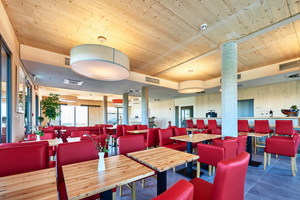  Bei dem Hotel konnten große Teile der Oberflächen im Gebäude in Sichtholzqualität gehalten werden, so auch die Holzwände und -decken des Frühstücksraums Foto: Brüninghoff 