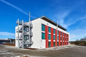  Das Erscheinungsbild der Fassade wird geprägt durch die prägnanten roten Farbbänder zwischen den Fenstern Foto: Brüninghoff 