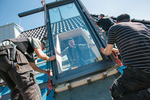  Die Kranketten sind durch die Schäkel an der Oberkante des Fensters zu den unteren Montagewinkeln geführt ? dort wird die Last aufgenommen. Dieses Vorgehen schont das Material und sichert die Stabilität beim Transport Foto: Lideko 