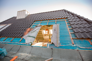  Der Einbau des Balkonausstiegsfensters schafft deutlich mehr Licht im Innern und erweitert den Wohnbereich um wertvolle Flächen. Um die Verbindung vom Dachgeschoss zum Balkon herzustellen, mussten zunächst Dachziegel und Dämmungen entfernt sowie Sparren g 