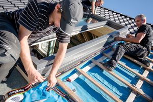  Das Abkleben des Fensters trägt zur Schlagregendichtigkeit bei und gewährleistet die Widerstandsfähigkeit gegen Windlast  Foto: Lideko 