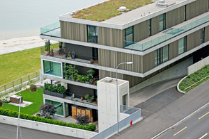  Auf der Rückseite der Anlage liegt die Tiefgaragenzufahrt. Darüber befinden sich Wohnungen 