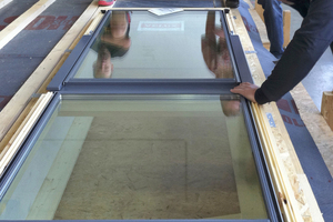  Vorfertigung der Holzrahmen und Einbau der Fenster im Werk von Schmid Holzbau 